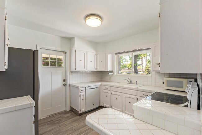 Building Photo - 6631 N 12th Pl