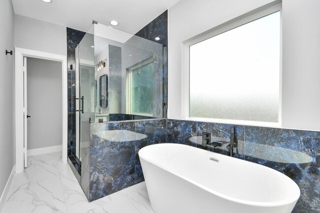 Building Photo - 4215 Rogers St