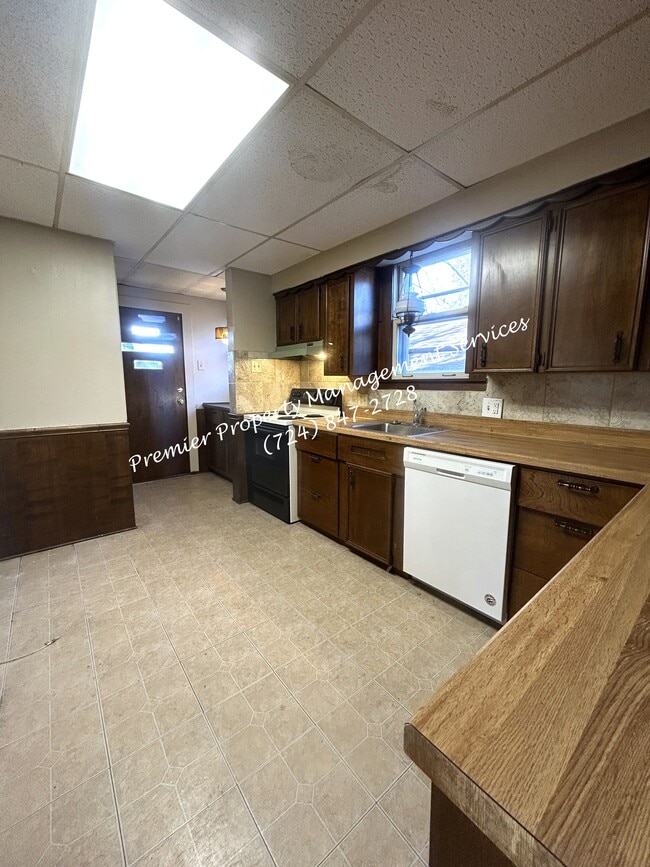 Building Photo - 979 King St