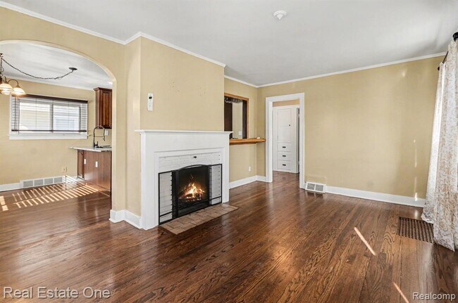 Building Photo - 1105 E Fifth St