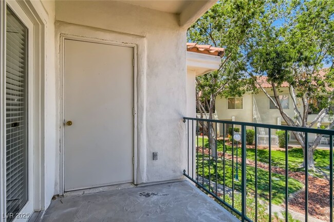 Building Photo - 7640 Rolling View Dr