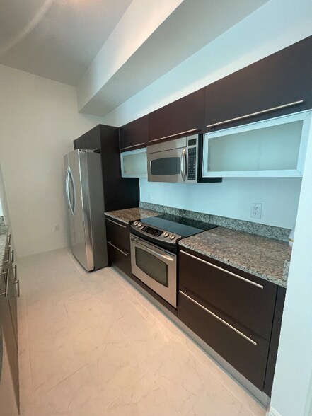 Building Photo - 950 Brickell Bay Dr