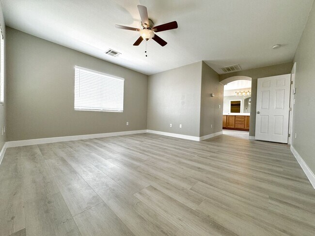 Building Photo - Vaulted Ceiling Home, Gated Community w/ P...