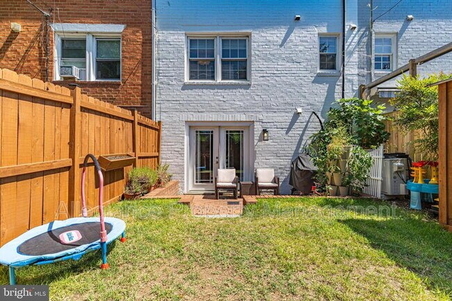 Building Photo - 912 Green St