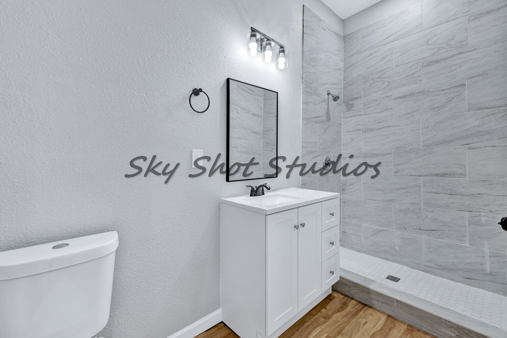 Building Photo - 323 W Cherry St