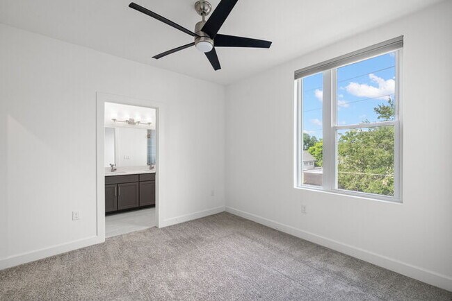 Building Photo - BEAUTIFUL Town Home For Rent in Downtown S...