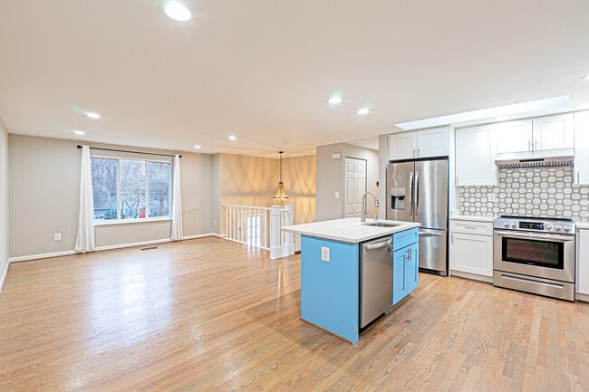 Building Photo - 9705 Locust Hill Dr