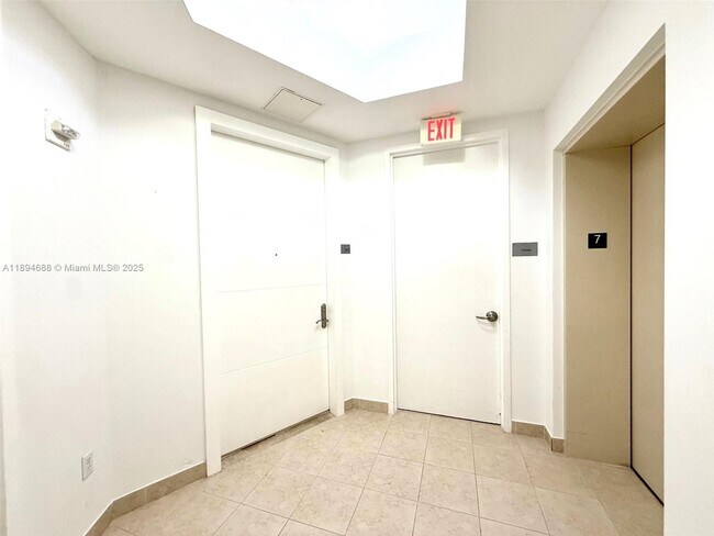 Building Photo - 15901 Collins Ave