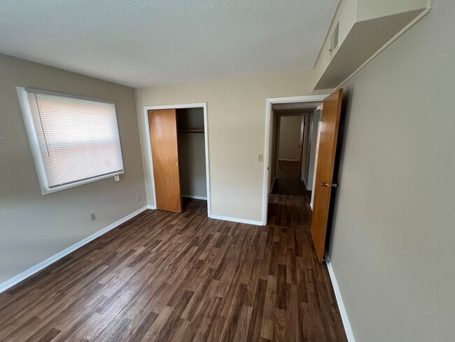 Building Photo - 2 bed 1 Bath Apartment Home located in Spe...