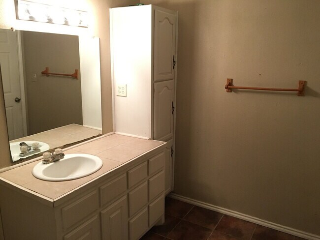 Building Photo - Spacious 3/1 With Back Patio!