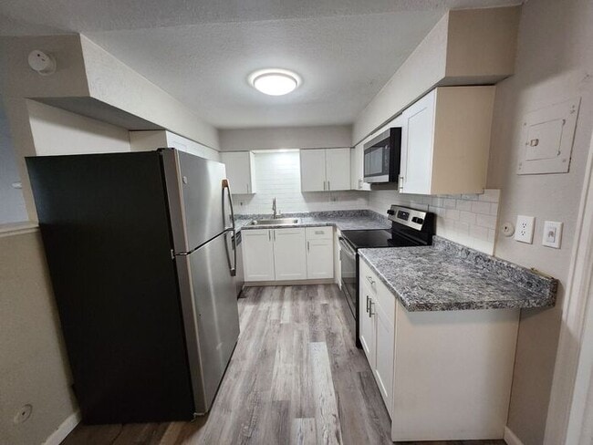 Building Photo - 2-Bedroom Townhome with Fenced Backyard and Modern Updates! |Utilities Included!