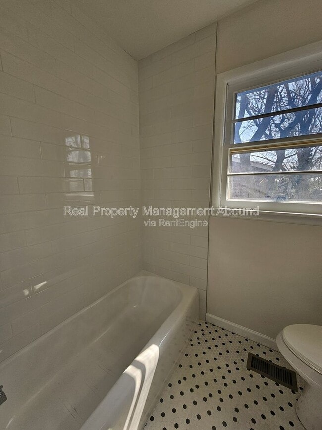 Building Photo - 1030 N Hickory Ave