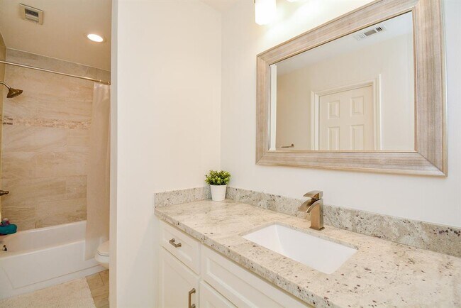 Building Photo - 2600 Nantucket Dr