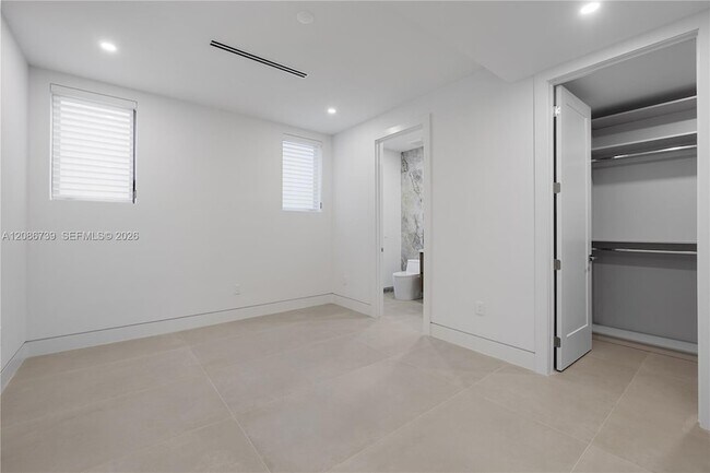 Building Photo - 807 SW 12th Ave