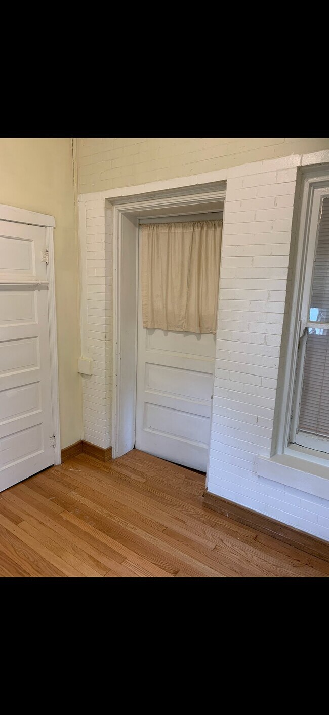 Building Photo - 1152 Lyman Ave