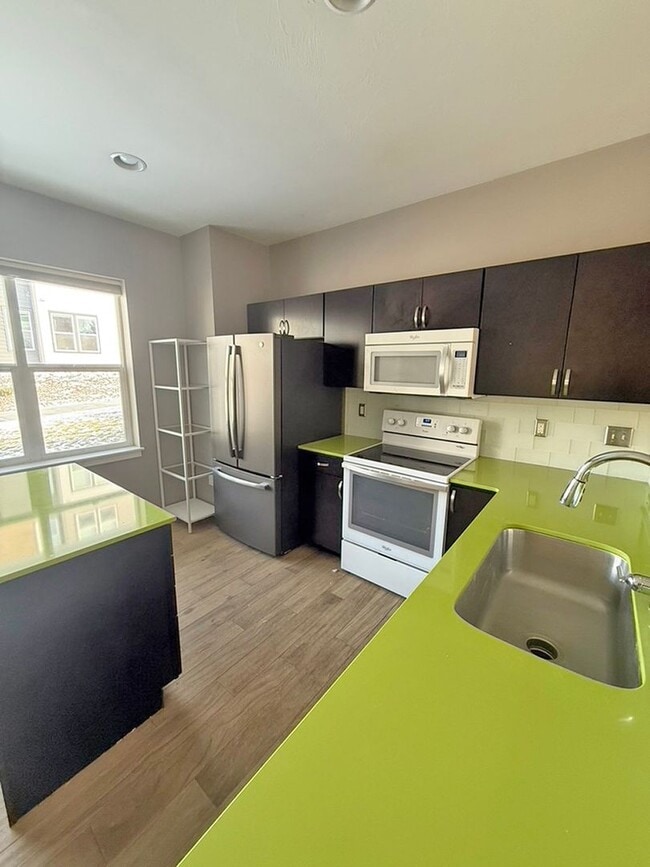 Building Photo - Charming Southside 2 Bedroom, 2.5 Bath Townhome