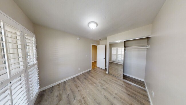 Building Photo - Spacious 5 BR 2 BA!