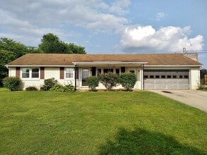 Building Photo - 2 Bed / 1-1/2 Bath Single Family Home