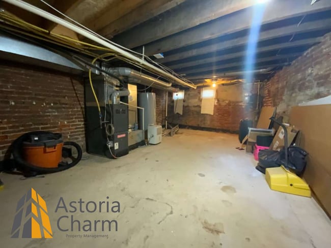 Building Photo - Stylish 2 Bedroom with Spa Bath, Hardwood Floors and Parking