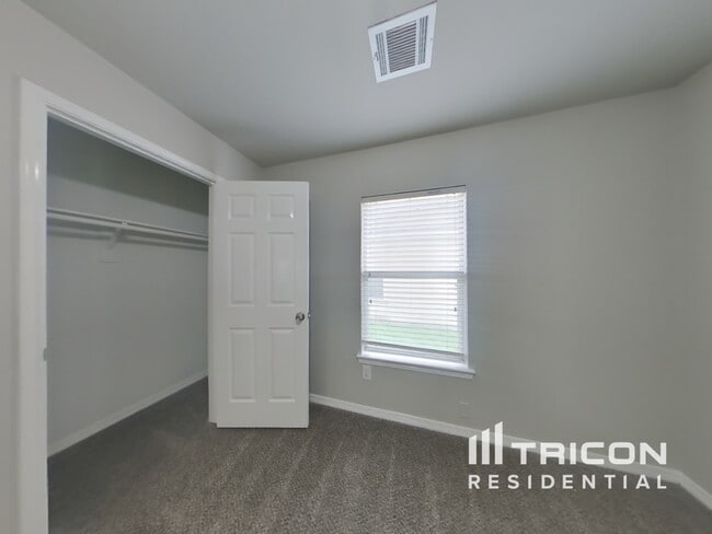 Building Photo - 318 Annatto Ln