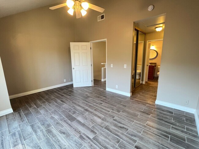Building Photo - 2 bedroom, 1.5 bath townhouse in the heart of Irvine!