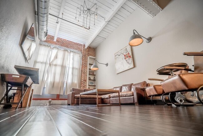 Building Photo - Beautiful 2 bedroom/2 bathroom loft with exposed brick, steel beams and hand scrapped wood floors.