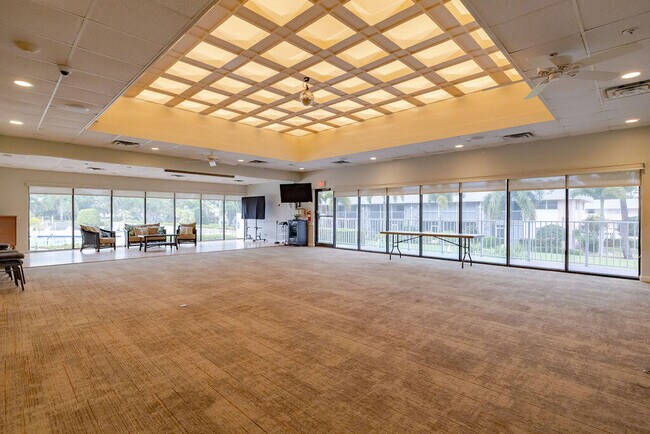 Building Photo - 18081 SE Country Club Dr