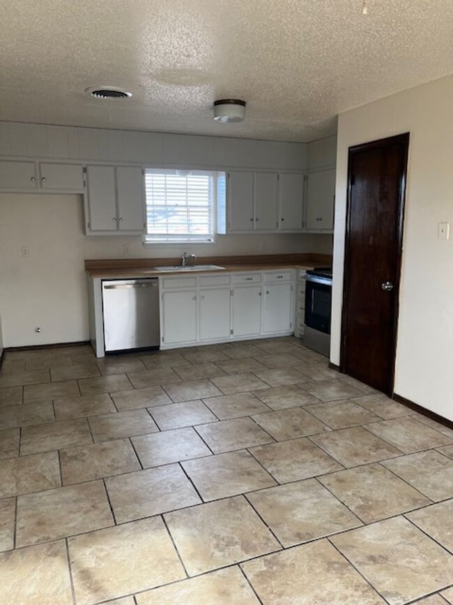 Building Photo - 3200 Wind Song Dr