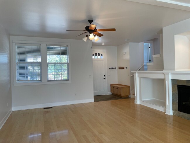 Building Photo - Old Mill Townhome Available 5/5/25