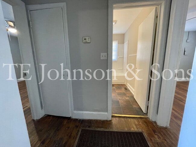 Building Photo - Cozy Duplex Living Near Downtown Winston-Salem