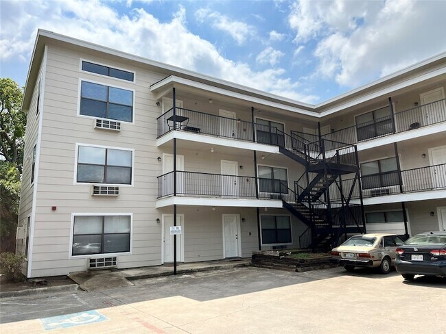 Building Photo - 701 W Sycamore St
