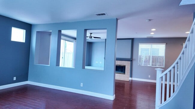 Building Photo - Beautiful 4-Bedrooms Home - Across from La...