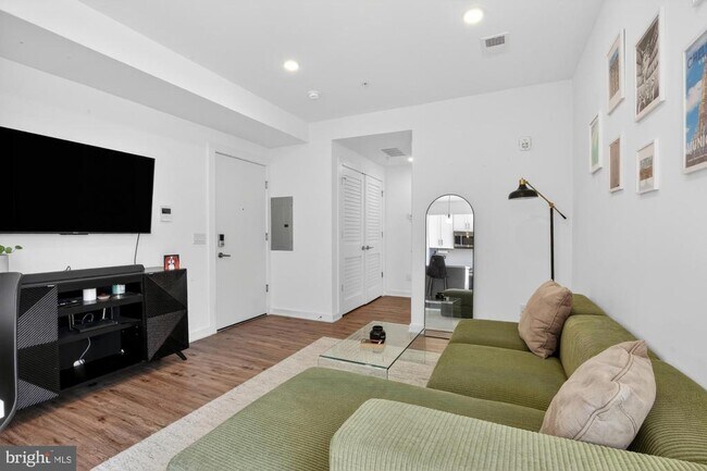 Building Photo - 304 Master St