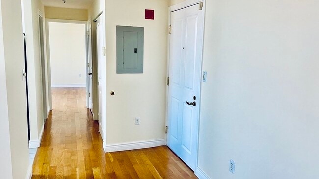 Building Photo - 4 Charlesgate E