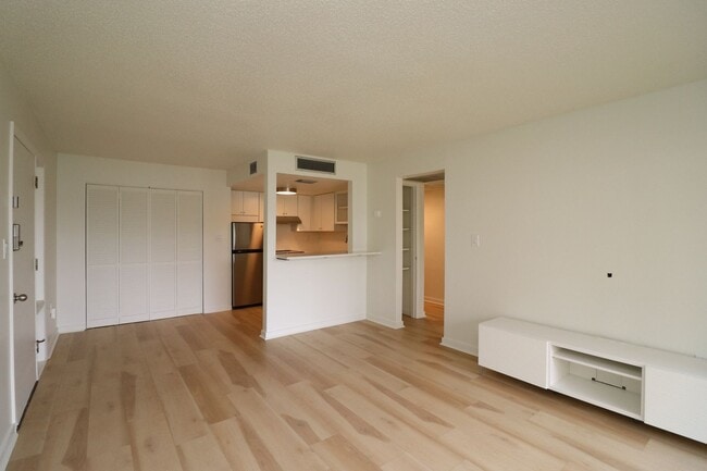 Building Photo - 618 Orange Dr