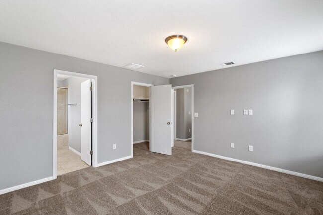 Building Photo - 467 Twisted Oaks Ln