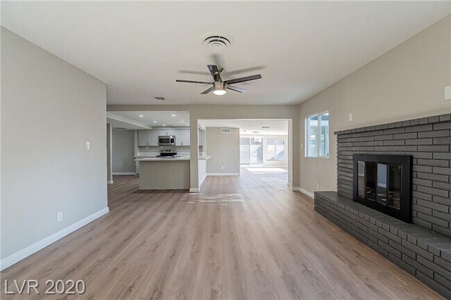 Building Photo - Amazing pool home is great location!!