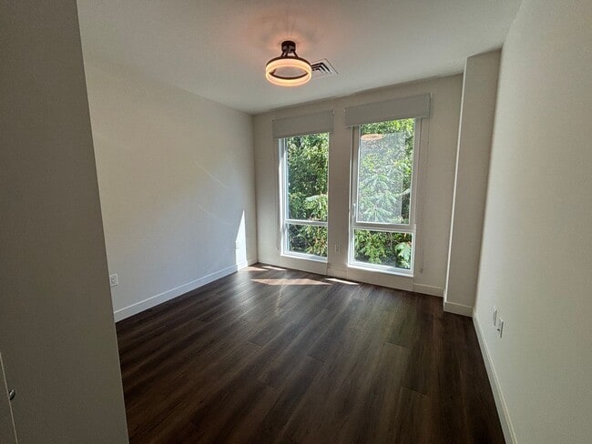 Building Photo - Bright South Corner Home with Park Views –...
