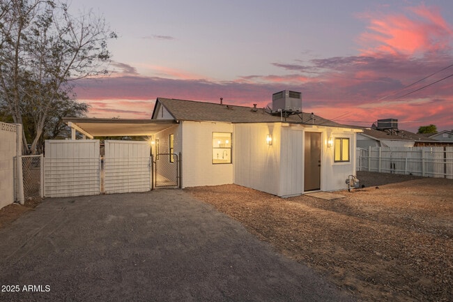 Building Photo - 9042 N 3rd Ave