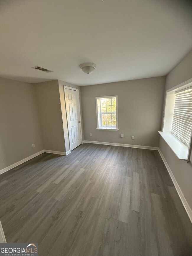 Building Photo - 1206 E Roosevelt Ave