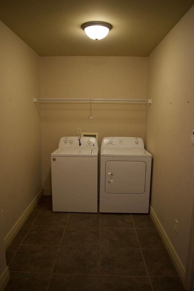 Building Photo - Marvelous 3 Bedroom House In Mill Creek Ma...