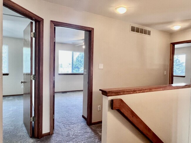 Building Photo - Wonderful 5 Bed/4 Bath Home Located on Qui...