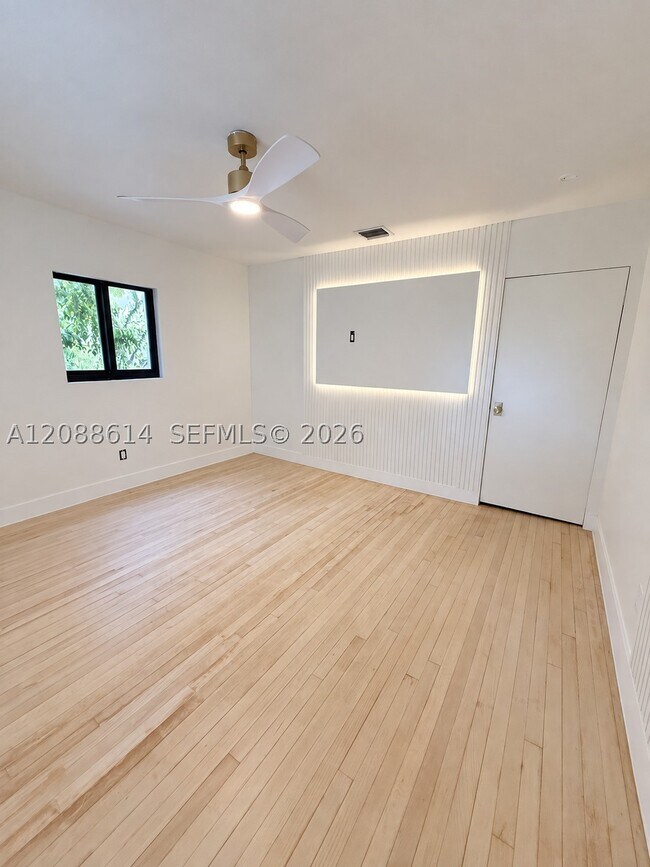 Building Photo - 327 W 28th St