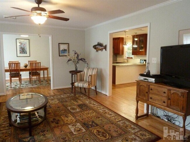 Building Photo - Close access to UNCW, Beach, Hwy 40, walk ...