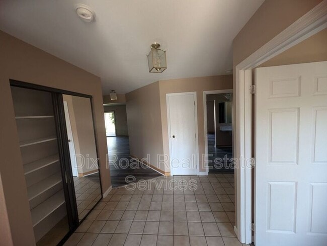 Building Photo - 8881 Davidgate Dr