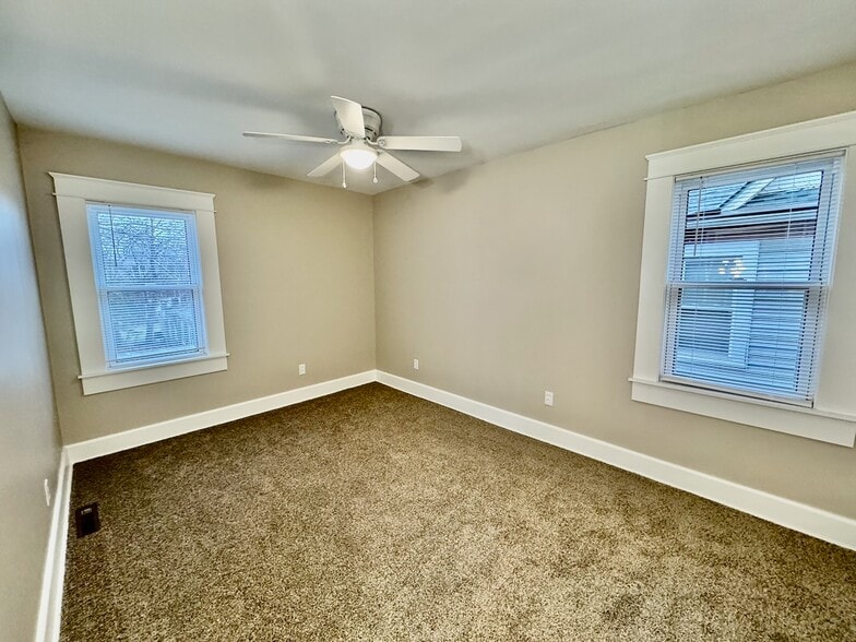 Building Photo - 1026 W 7th St