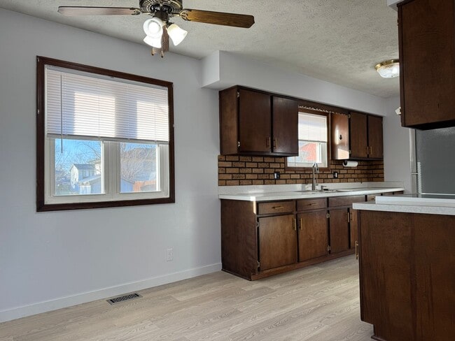 Building Photo - Comfortable 3-Bedroom Home with Park Access & Easy Commute