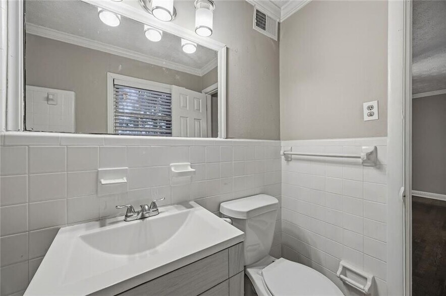 Building Photo - 21 Delmont Dr NE