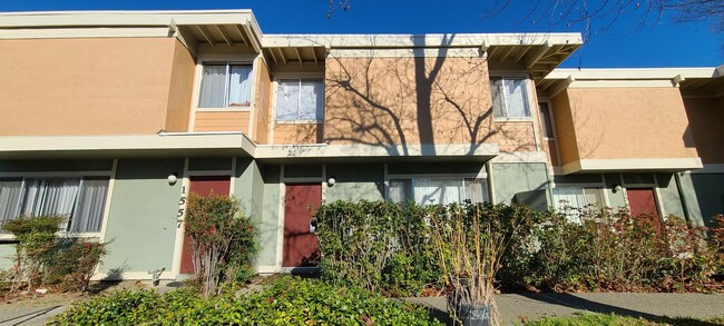 Building Photo - Remodeled Large 4 Bedroom 2 Bath Condo  in...