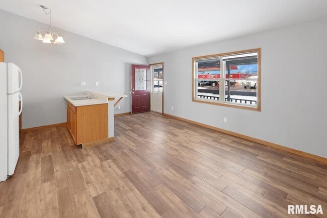 Building Photo - 103 E 2nd St